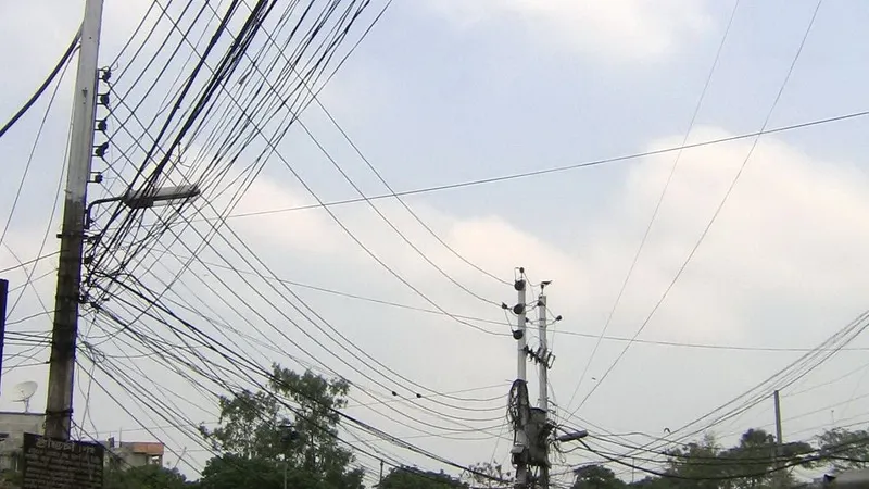 Oamenii dintr-o localitate clujeană stau fără curent din cauza companiei de electricitate