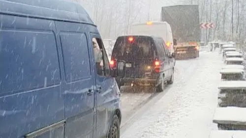 Stratul de zăpadă care s-a depus pe carosabil, a dat bătăi de cap şoferilor băcăuani 