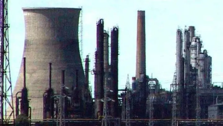 Combinatul chimic Amurco Bacău va fi închis dacă nu modernizează instalaţiile de amoniac 