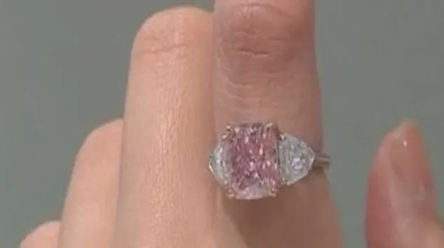 Bogaţii tot nu sunt afectaţi de criză: un diamant a fost vândut cu 11 milioane de dolari