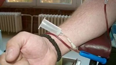Lipsa banilor şi apropierea sărbătorilor de iarnă îi determină pe băcăuani să doneze sânge 