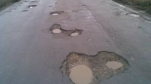 Drumurile naţionale şi străzile sunt pline de gropi după deszăpezire