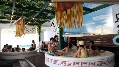 TRADIŢII BIZARE. Episodul X - Atracţii turistice ciudate