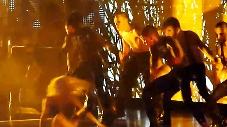 Lady Gaga a căzut în fund pe scenă - VIDEO
