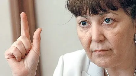Foştii colaboratori ai Securităţii nu pot construi o democraţie, spune Monica Macovei în NY Times