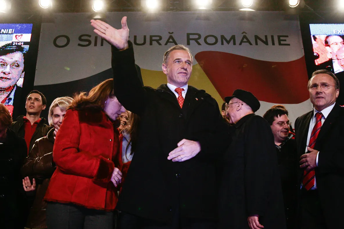 Numărătoarea paralelă a PSD: Geoană 50,3%, Băsescu 49,7%