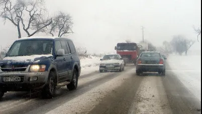 Zăpada le dă de furcă şoferilor braşoveni