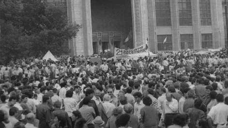 Zeci de persoane au participat la un nou protest anticomunist în Piaţa Universităţii