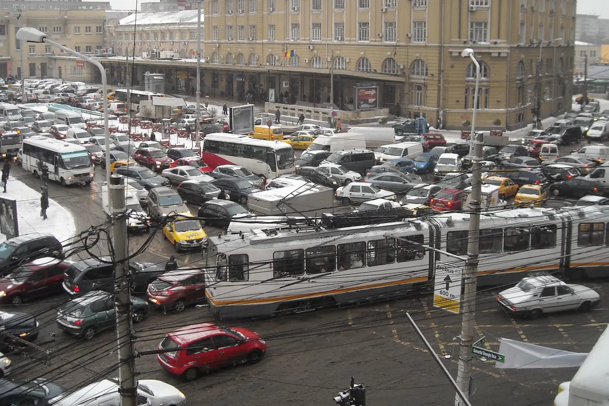 Ninsoarea a dat peste cap traficul din Capitală. Oprescu a ameninţat cu sancţiuni