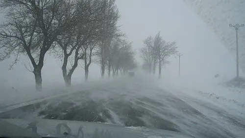 Drumarii din Braşov au împrăştiat materialului antiderapant după topirea poleiului