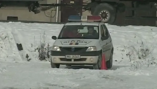 Poliţiştii din Alba învaţă de la un fost pilot de raliuri cum să conducă pe gheaţă
