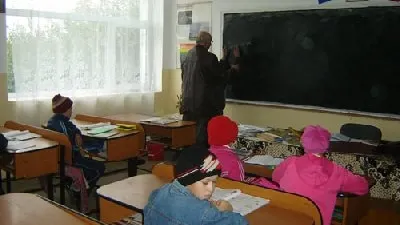 Elevii băcăuani care provin din familii cu venituri modeste încă aşteaptă rechizitele gratuite