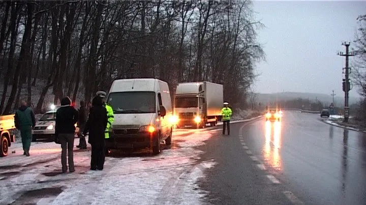 Prima zăpadă i-a luat prin surprindere pe majoritatea conducătorilor auto mureşeni