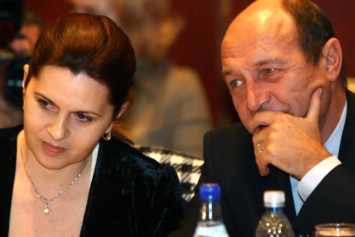 Băsescu despre numirea lui Săftoiu la SIE: Ţi-a poftit sufleţelul să-ţi fie soţul şef de serviciu secret, ţi l-a făcut preşedintele