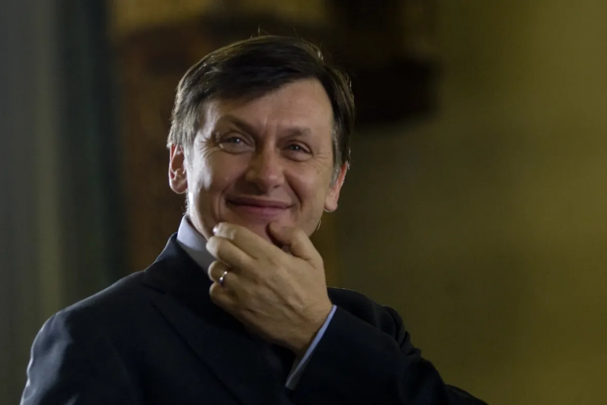 Antonescu: Gestul lui Băsescu de a nu da mâna cu Iliescu şi Constantinescu e o atitudine de boschetar