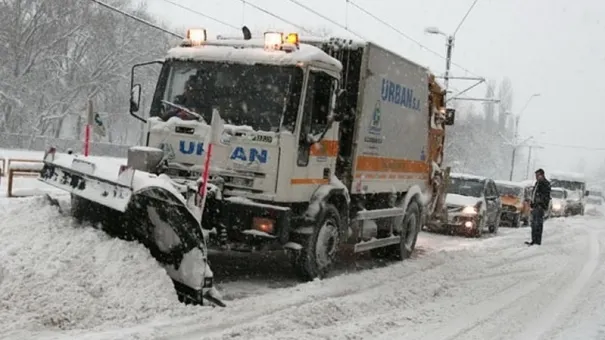 365 de utilaje au ieşit pe străzile Capitalei, pentru deszăpezire