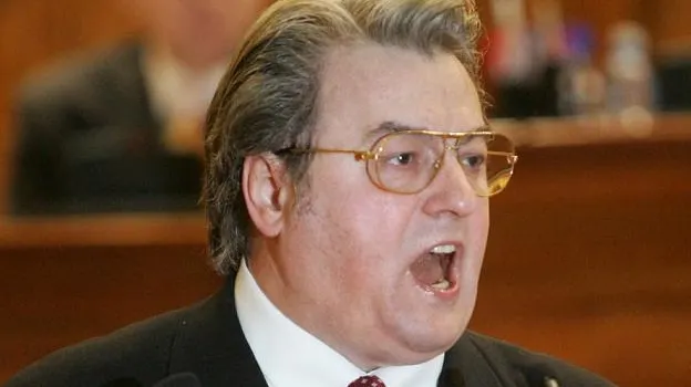 C. V. Tudor: Băsescu trebuia să semneze pe versetele satanice, nu pe Biblie