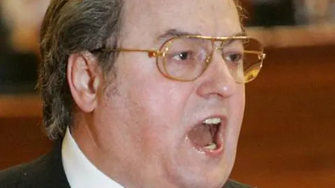 Vadim Tudor: M-am cutremurat când am văzut că Băsescu jură strâmb pe Biblie