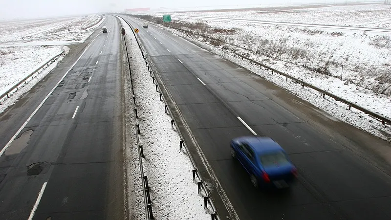Autostrada Soarelui a fost închisă pe tronsonul Bucureşti-Drajna din cauza viscolului