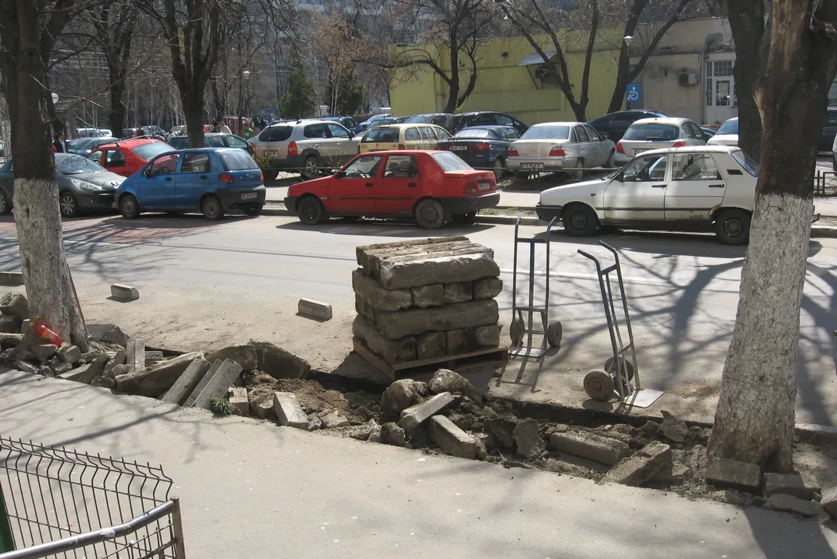 Au expirat contractele-mamut pentru întreţinerea străzilor din Capitală. Cât au costat bordurile 
