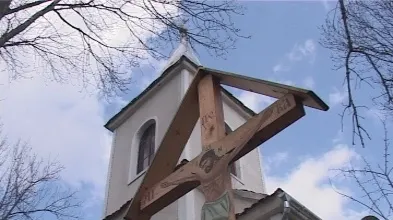 Conducerea BOR a sfătuit ca în bisericile din țară să se țină slujbe speciale. Se trag clopotel și se citește „Rugăciunea la toată primejdia”