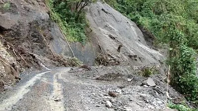 Traficul rutier, oprit pe Clisura Dunării, pentru detonarea stâncilor de pe versant. Cât va dura 