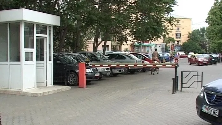 Comuna cu bariere: Șoferii de TIR trebuie să plătească 100 lei pentru a trecere   