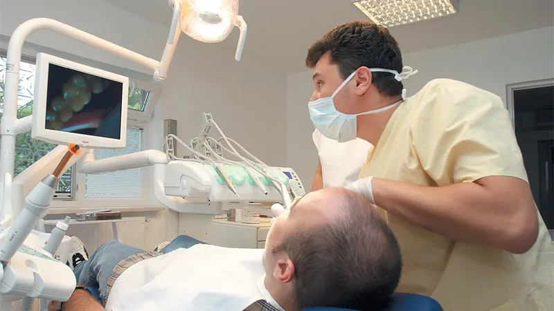 Cum putem preveni boala care ne lasă fără dinţi: Trebuie să intervenim în alimentaţie