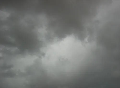Vremea în weekend: ploile se restrâng, iar temperaturile încep să crească ușor. Ce transmit meteorologii