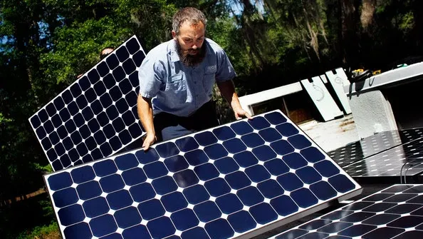 Ce se întâmplă cu românii care vând electricitate în rețeaua națională de la panouri fotovoltaice? Anunțul ministrului Energiei