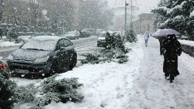 Lapoviţă şi ninsoare în aproape toată ţara! Temperaturile scad cu 10 grade în următoarele zile