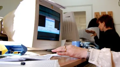 Ponta a amorsat bomba socială! După medici şi profesori, funcţonarii publici ameninţă cu greva!