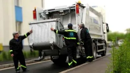 Amenzi usturătoare pentru șoferii care nu mută mașinile de pe străzile unde intră salubrizarea
