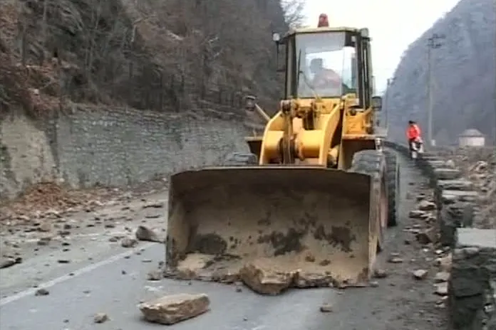 Bolovanii căzuți de pe munte au blocat un drum național din Suceava
