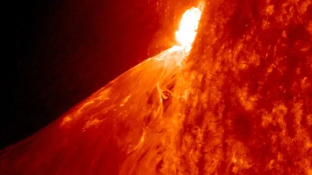 O furtună solară de o intensitate rară se îndreaptă spre Pământ. Sunt posibile fenomene astrale spectaculoase, dar și perturbări în telecomunicații și energetică