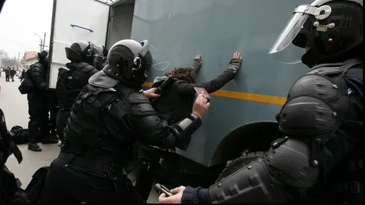 Trei persoane care se ocupau cu traficul de migranți, reținute de procurorii DIICOT