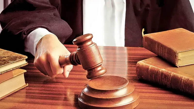 Curtea de Apel Bucureşti a amânat decizia privind cererile de suspendare în cazul judecătorilor CCR Mihai Busuioc şi Dacian Dragoş