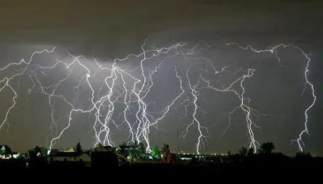 Meteorologii au emis COD ROȘU de fenomene extreme și grindină. Ce zone sunt vizate