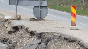 Peste 100 de persoane izolate în Piteşti, din cauza unei alunecări de teren