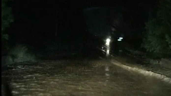 Circulaţie întreruptă pe DN 6, după ce o cisternă şi un TIR surprinse de aluviuni au blocat şoseaua