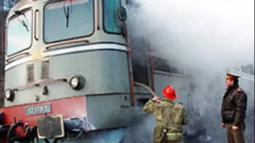 Locomotiva unui tren care tracta 40 de vagoane cisternă s-a făcut scrum