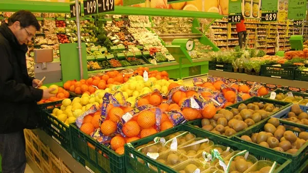 Un mare retailer îi face jocul lui Tudose. Ce măsuri a anunțat