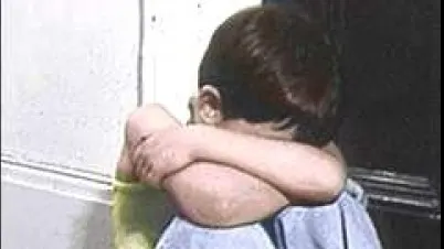 Fiul de 15 ani al unei deputate s-a sinucis după ce presa a făcut public faptul că a fost victima unui pedofil 