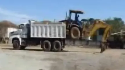 25.000 de euro, scoși din mijlocul câmpului cu excavatorul. Cui aparține mica comoară