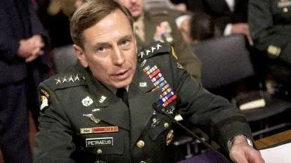 Petraeus: SUA nu trebuie să se transforme într-o "forţă aeriană pentru miliţii şiite" din Irak