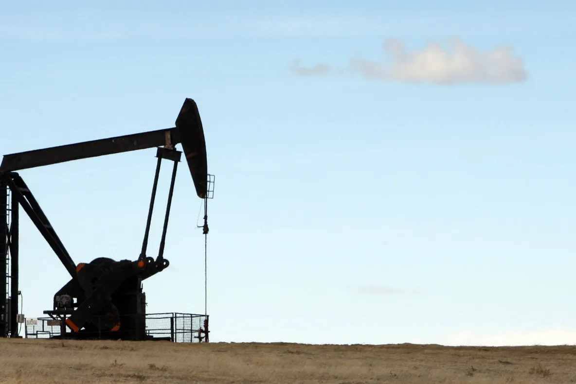 Preţul petrolului s-a prăbușit. Benzina şi motorina rămân SCUMPE