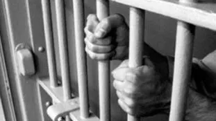 Zece foste unităţi militare ar urma să fie transformate în penitenciare 