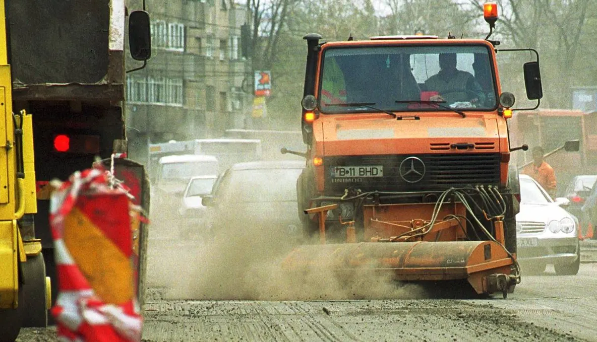 HAOS pe străzile Capitalei. Începe asfaltarea de toamnă, tocmai când traficul e tot mai aglomerat