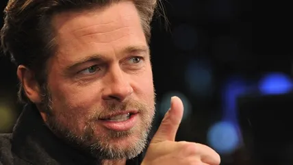 Brad Pitt, lovit în faţă de un bărbat