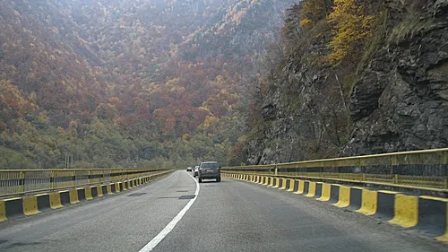 Căderi de pietre pe DN7, la Calimăneşti. Circulaţia este oprită